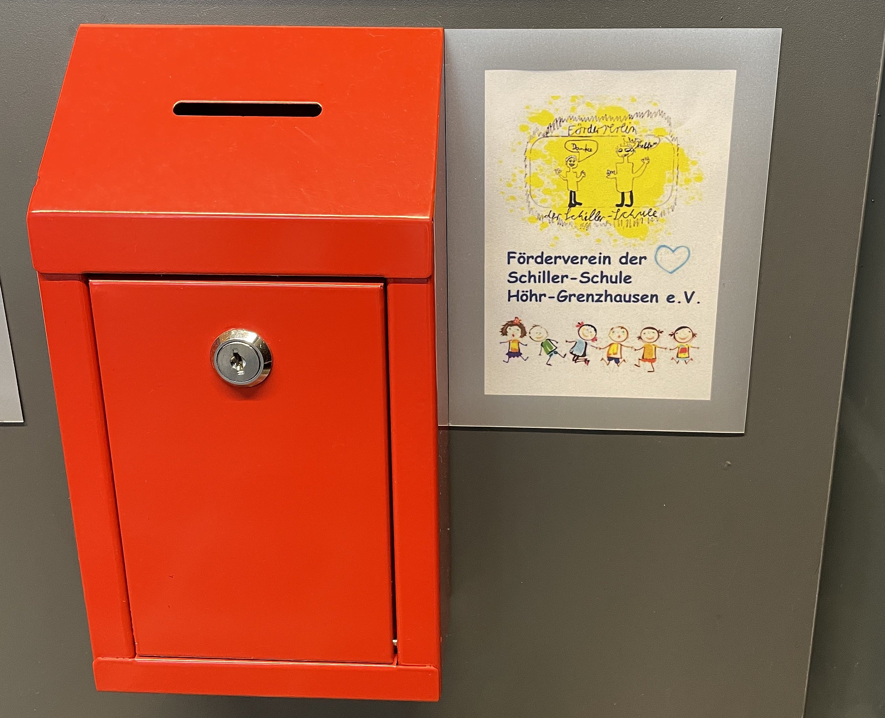 Spendenbox des Fördervereins beim REWE Bild der Schiller-Schule Höhr-Grenzhausen