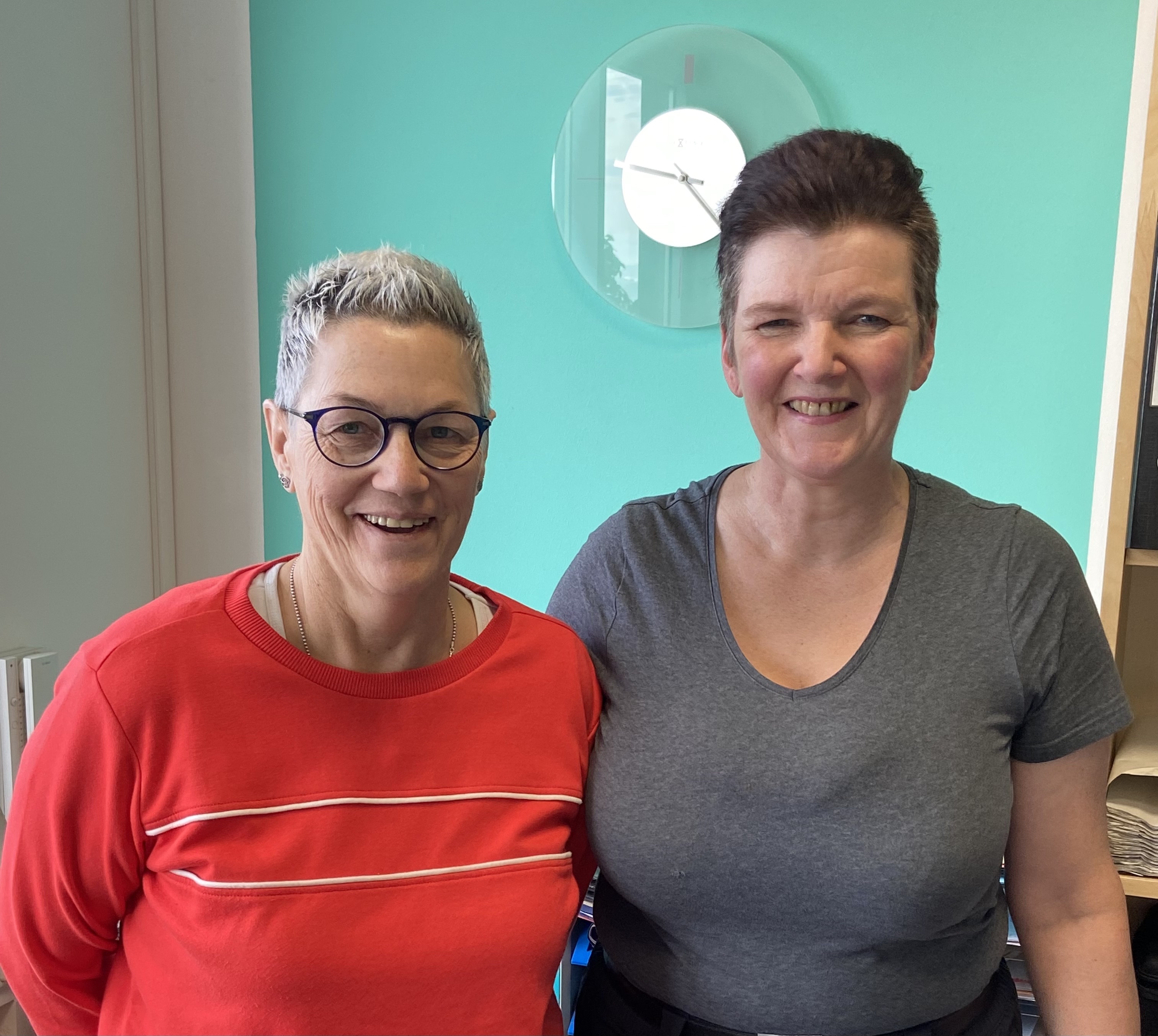 Frau Decker-Brüßler und Frau Spanier Bild der Schiller-Schule Höhr-Grenzhausen